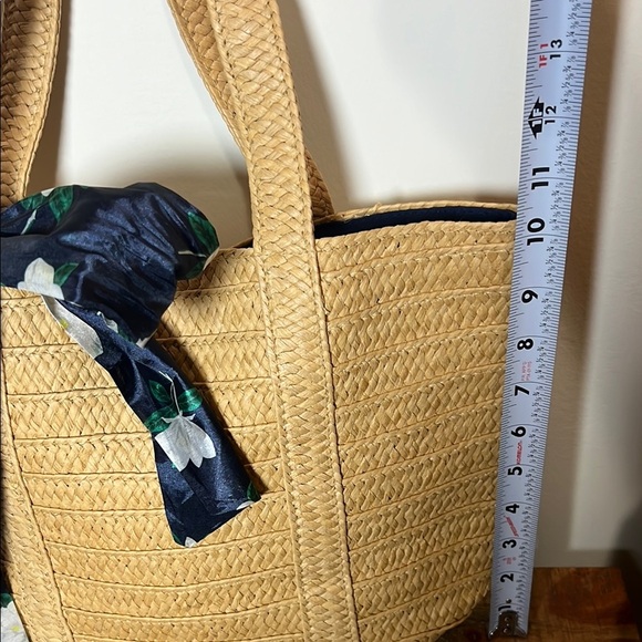 Elegant Draper James Summer Straw Bag with Blue Floral Scarf - Picture 4 of 7